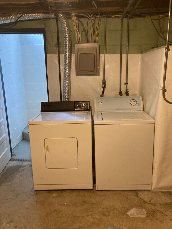 Building Photo - 3 bedroom, 1 bath House: Available August 2026!