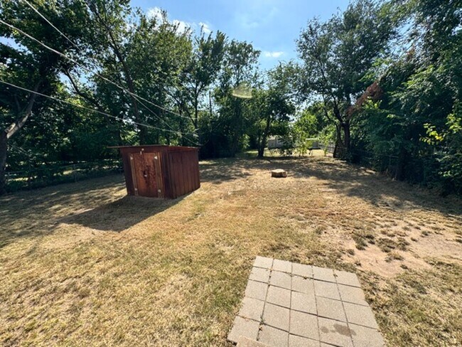 Building Photo - 3 bedroom in Norman Schools, No carpet, fridge and gas stove!