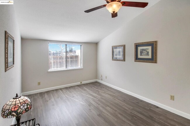 Building Photo - GREAT BRENTWOOD LOCATION IN THIS WONDERFUL CENTRALLY LOCATED COMMUNITY; GREAT CONDITION AND MOVE ...