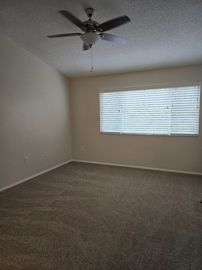 Building Photo - Beautiful 2 Bedroom, 2.5 Bath Townhome in Private Gated Community Of Hunter's Key In New Tampa