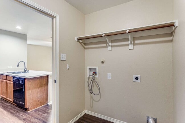 Building Photo - Beautifully Updated Duplex in Crowley!