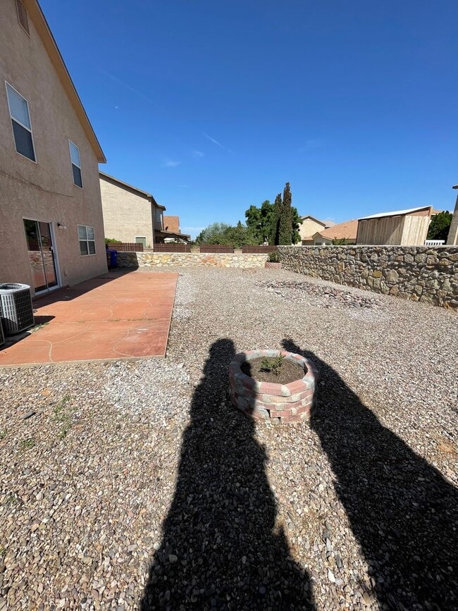 Building Photo - Great 5 Bedroom/2.5 Bathroom off Porter Dr.