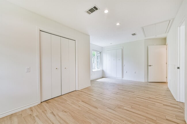 Building Photo - 807 Stadium Cir