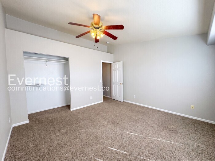 Building Photo - 2040 Oakcrest Cir