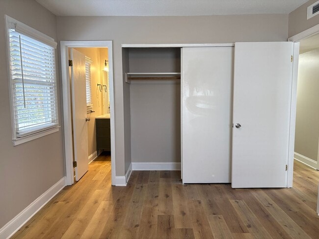 Building Photo - 3 Bedroom, 2 Bathroom House in Burlington!