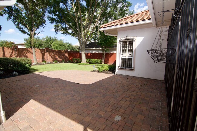Building Photo - 3015 Bonnebridge Way Blvd