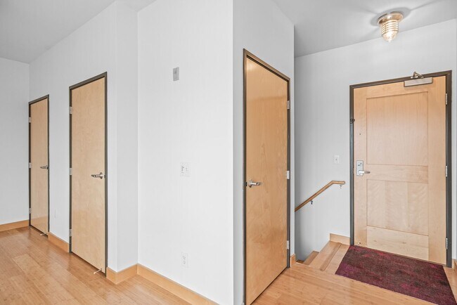 Building Photo - Modern 1-Bed 1.5-Bath + Den Condo in Minne...