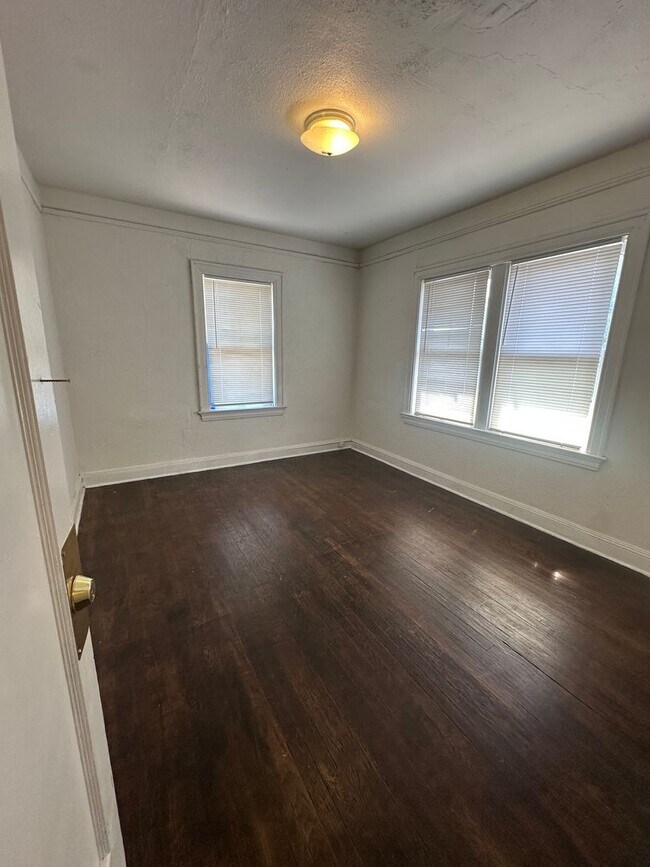 Building Photo - 412 SE 15th- Four Plex