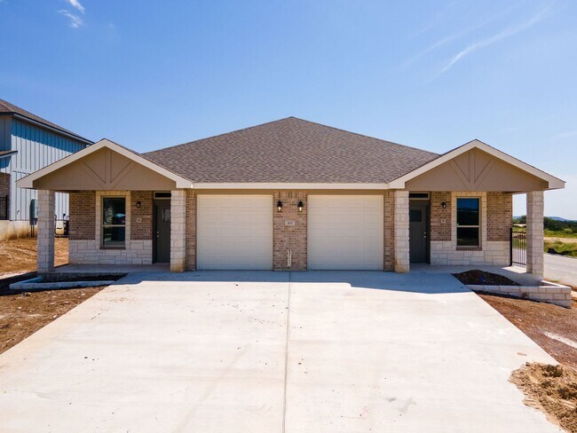 Primary Photo - 1 MONTH FREE RENT!!!