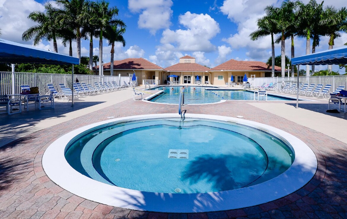 Clubhouse Hot Tub & Pool - 562 SW Saint Martins Cv