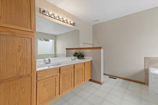 Building Photo - 966 Forest View Way
