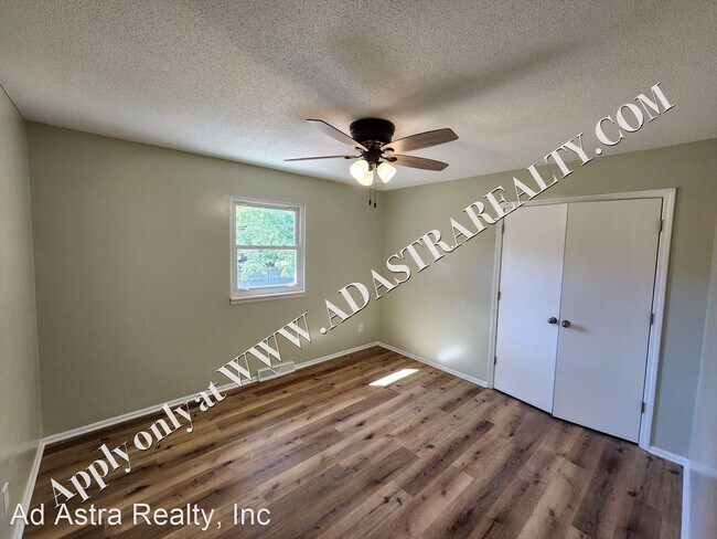 Building Photo - 2 br, 1.5 bath House - 3014 N 155th Ter.,