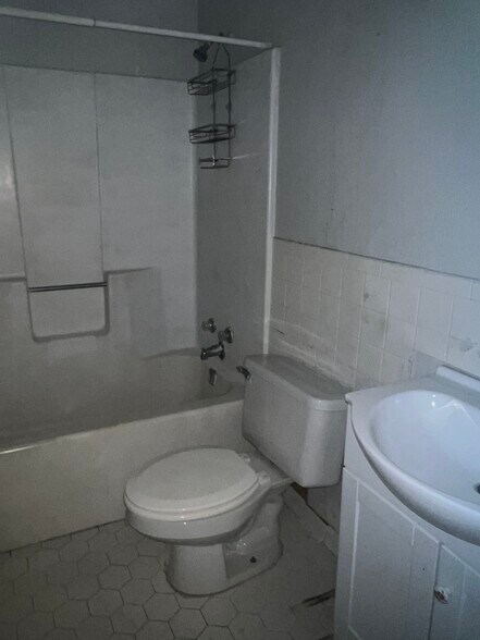 Building Photo - 222 W 34th St