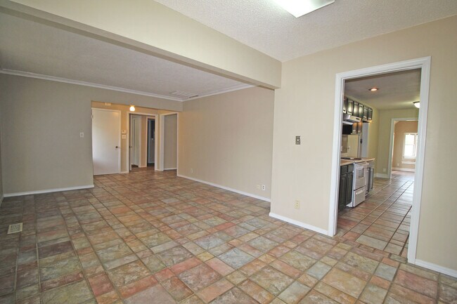 Building Photo - Spacious 4 Bedroom in South Tulsa