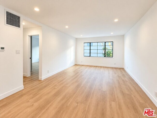 Building Photo - 8736 Holloway Dr