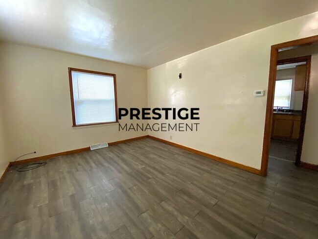 Building Photo - 2 Bed 1 Bath Home