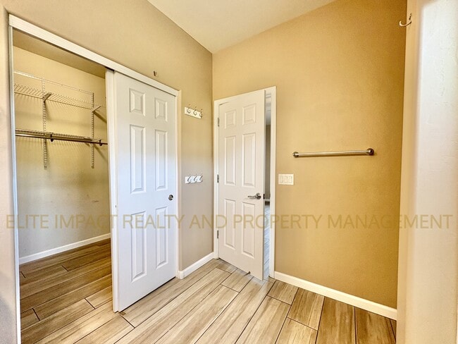 Building Photo - 6004 S Meadow Breeze Dr