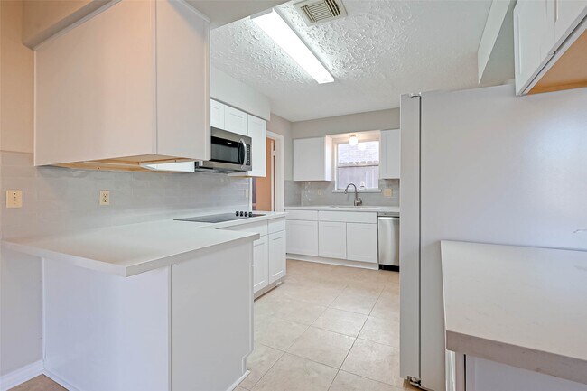 Building Photo - 22610 Deville Dr