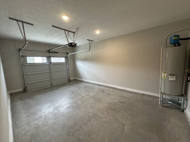 Building Photo - Brand New 3 Bed 2.5 Bath Townhome In Shelbyville