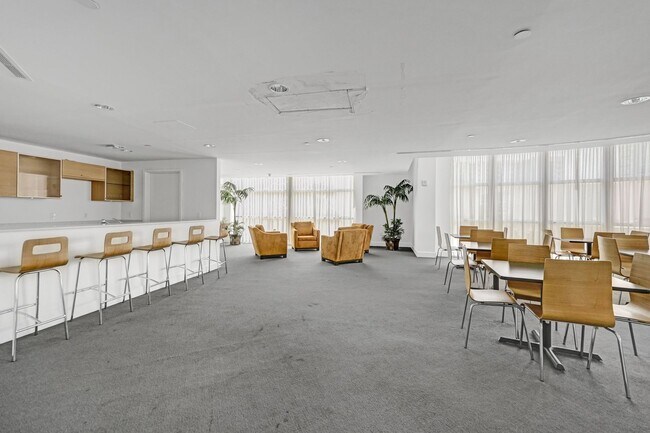 Building Photo - 1 bedroom and 1 bath condo located east side of Biscayne Blvd Miami Florida