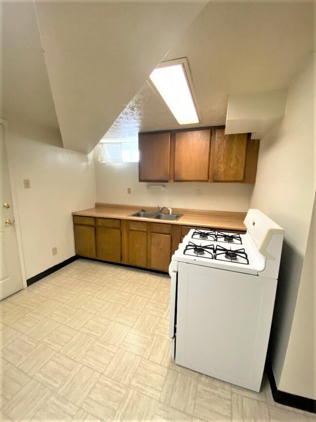 Building Photo - 342 Grosvenor Ave