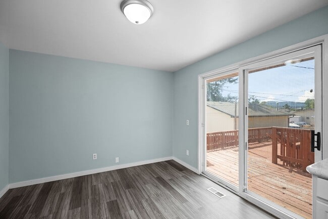 Building Photo - 4 Bedroom Northeast Spokane Home - Availab...