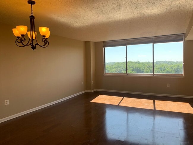 Building Photo - Rarely Available Penthouse 1BD/1BA in Gros...