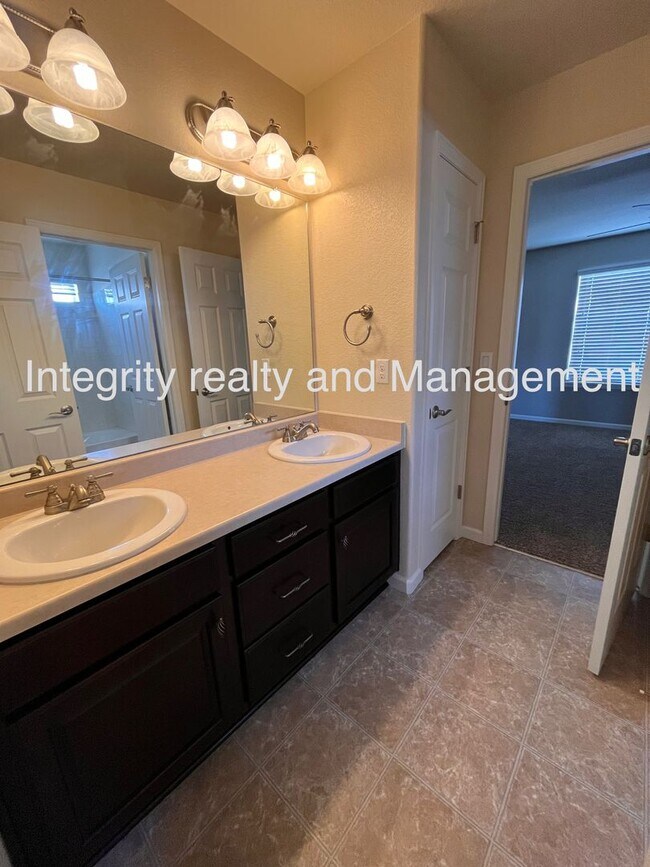 Building Photo - 4 Bed/3 Bath, 3,550 Sqft -1057 Clear Sky W...