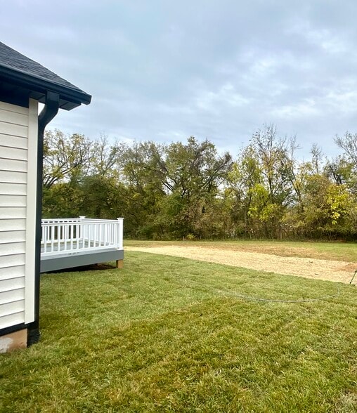 Quiet, serene back yard - 2217 Kenwood Blvd SE