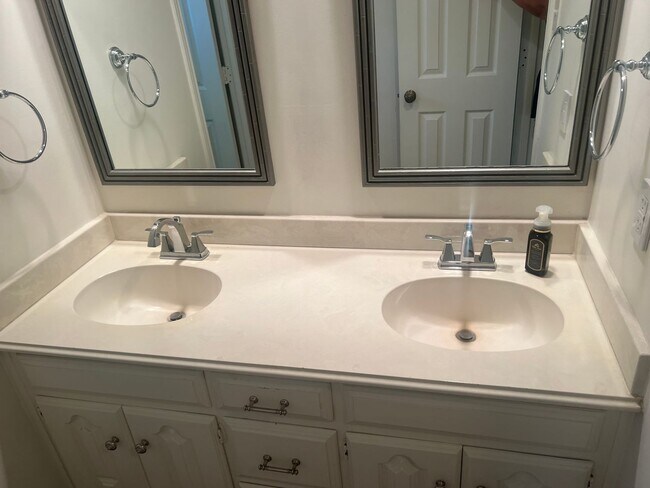 Building Photo - 3 bed 2 bath 2 car garage