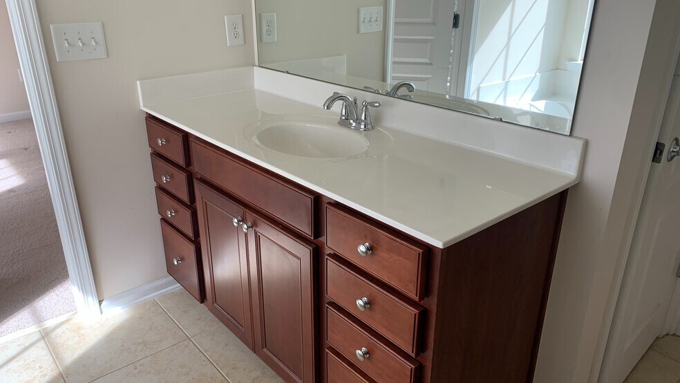 Building Photo - Room in Townhome on Macedonia Lake Dr