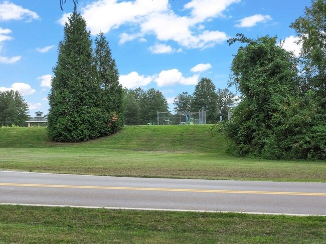 Building Photo - Spacious Townhome in Siegel School Zone – 2 Private Suites & Open Floor Plan!