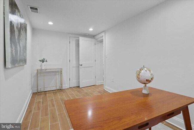 Building Photo - 521 Quintana Pl NW