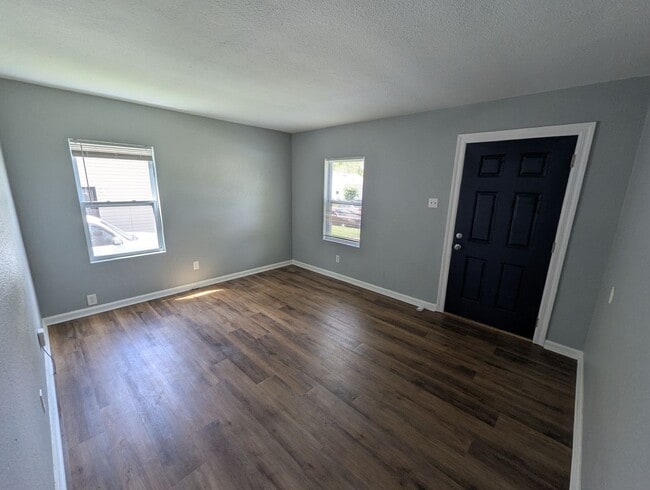 Building Photo - Cutest Corner Lot - Section 8 Friendly