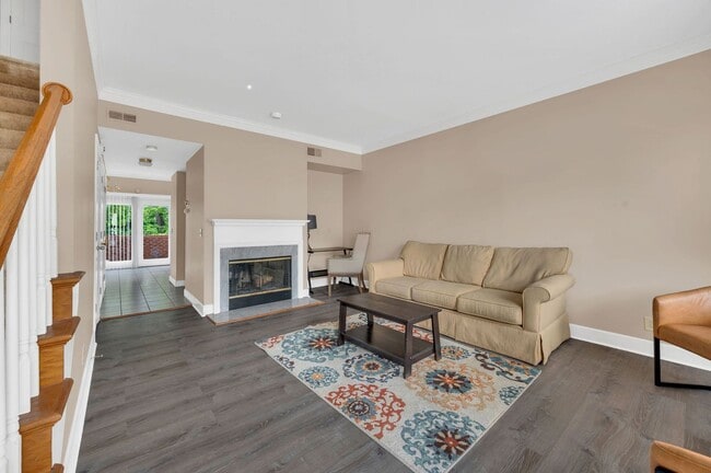Building Photo - Awesome 2BE/2.5BA condo in Green Hills!