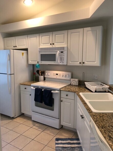 Building Photo - 12161 Summergate Cir