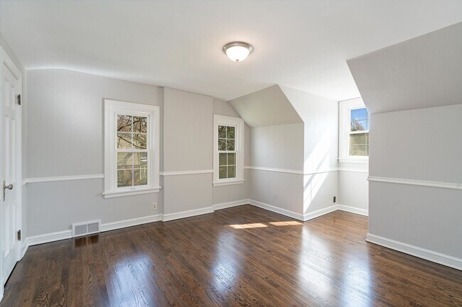 Building Photo - $2150- 2B/1B Charming Single Family Glenda...