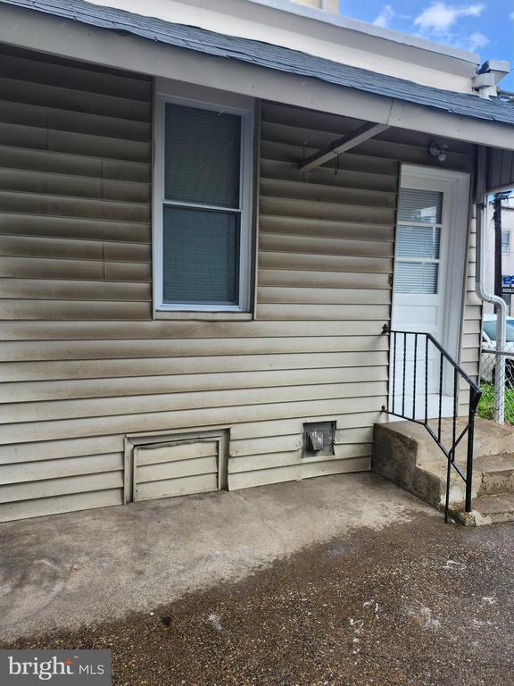 Building Photo - 555 Roberts St