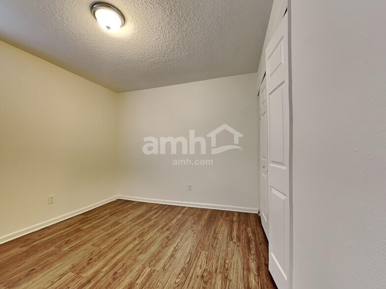 Building Photo - 2260 Brian Lakes Dr E