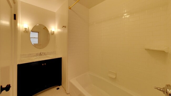 Building Photo - Lakeside 3 Bedroom / 3 Bathroom Single Fam...