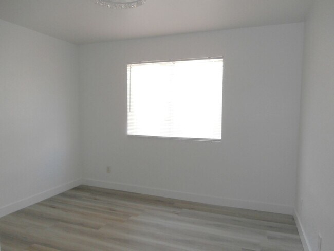 Building Photo - Pleasant 2 Bedroom 2 Bathroom Condo in Gated Community!