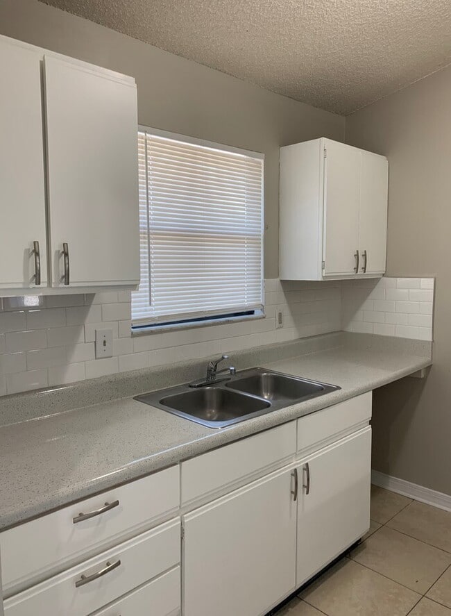 Building Photo - Spacious 2 Bed/2 Bath Single Story Townhom...