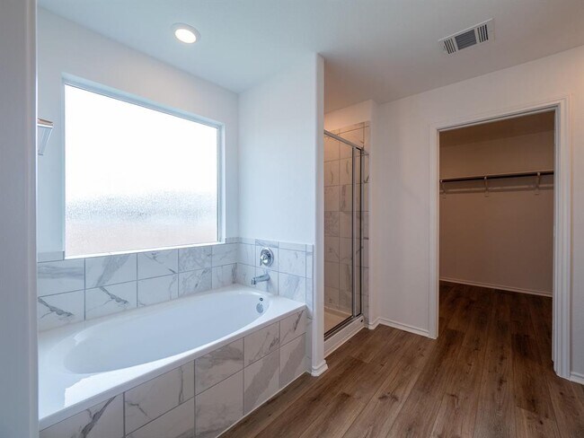Building Photo - 702 Silver Springs Bend