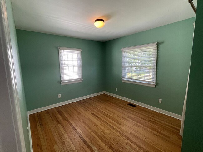 Building Photo - NOW AVAILABLE -  3 Bedroom, 1 Bath Home Ne...
