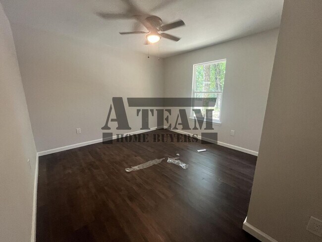 Building Photo - Fully Remodeled 2 Bedroom 1 Bathroom