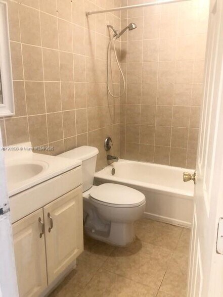 Building Photo - 4672 NW 9th Dr