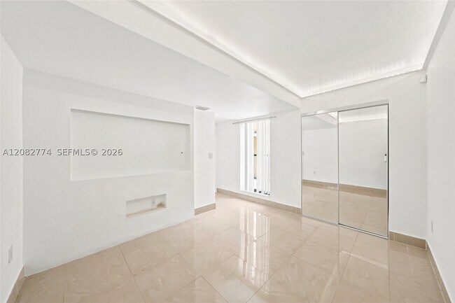 Building Photo - 9674 Fontainebleau Blvd