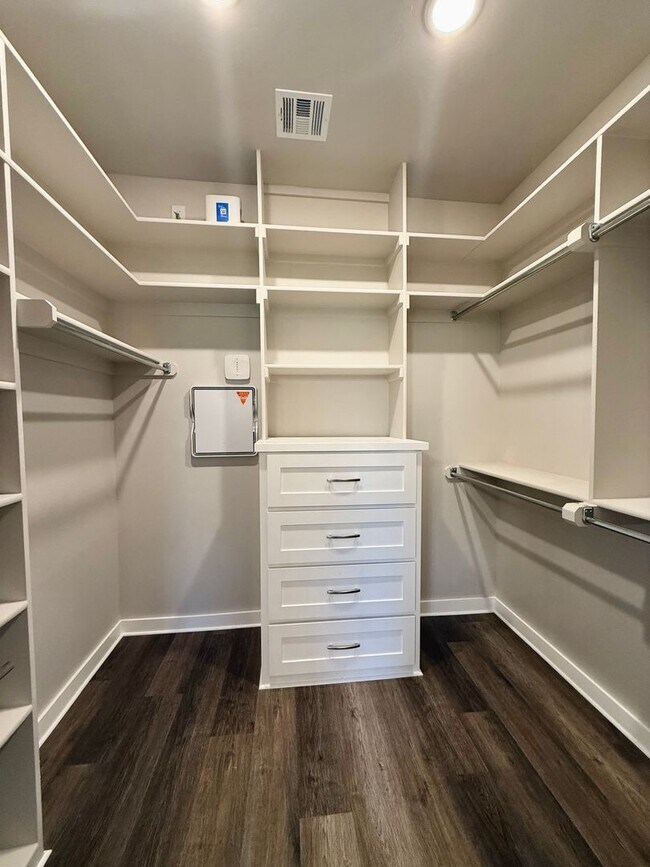 Building Photo - Large 2 Bed, 2 Bath in Beautiful Well-Main...