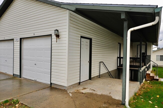 Building Photo - Basement 2 bed 1 bath unit