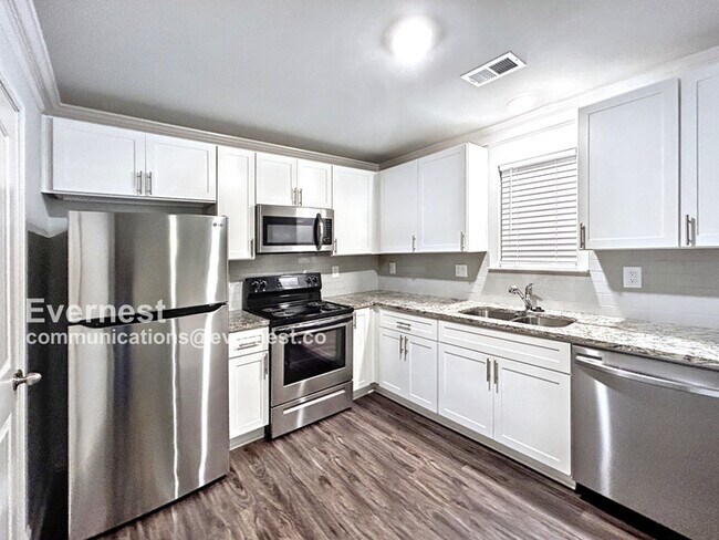 Building Photo - 3 Bed/2.5 Bath Home with Garage / Pet-Friendly / Coming Soon!